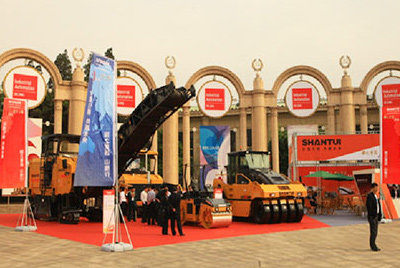 金莎js9999777参加在北京举办的“第十二届中国国际交通技术与设备展览会”，并借助展会平台举办了筑养路设备新品发布会。
